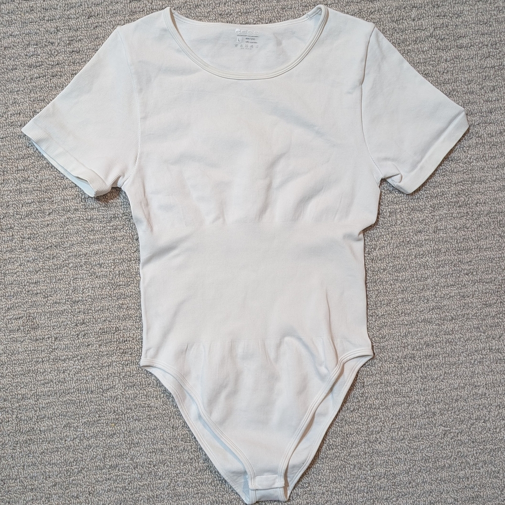 OQQ Women's Large Ribbed White Body Suit With Clasp Closure